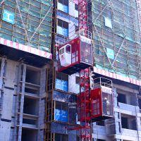 高層建筑施工升降機 建筑工地機械設備的現(xiàn)代化符號
